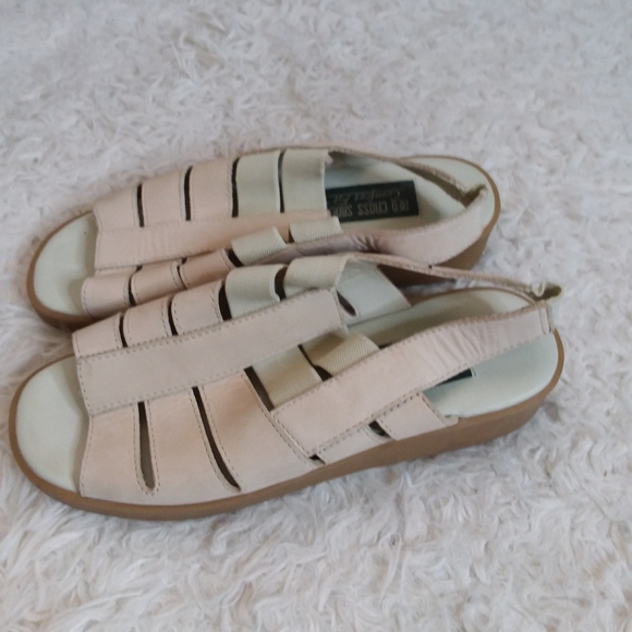 3/$30 Red Cross Comfort Fit Landscape beige canvas and leather sandals sz 7.5M - Picture 4 of 10